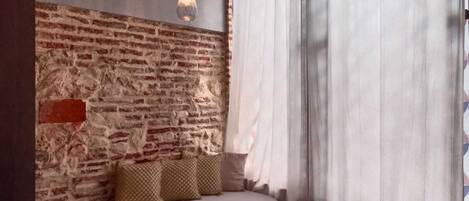 8 bedrooms, WiFi, bed sheets