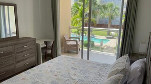 2 chambres, coffre-fort, fer et planche à repasser