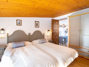 3 bedrooms, desk, WiFi