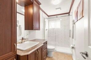 Shower, hair dryer, towels, soap - 15 miles to Downtown MTL - EV charger, fenced yard.

 (Châteauguay)