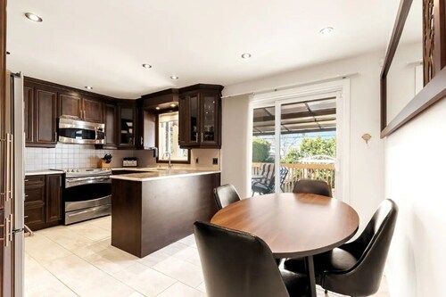 15 miles to Downtown MTL - EV charger, fenced yard.

