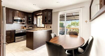 15 miles to Downtown MTL - EV charger, fenced yard.