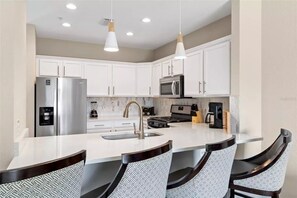 冷蔵庫、電子レンジ、オーブン、コンロ