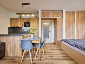 1 多间卧室、办公桌、WiFi