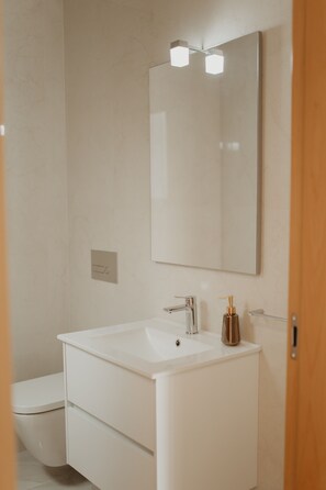 Een douche, een haardroger, handdoeken, zeep