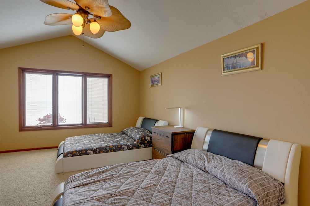 Waterfront Luna Pier Home 14 Mi to Downtown Toledo Luna Pier Vrbo