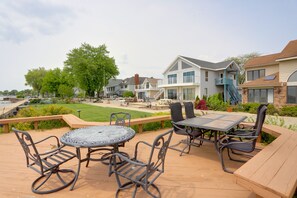 Outdoor dining - Waterfront Luna Pier Home 14 Mi to Downtown Toledo (Luna Pier)