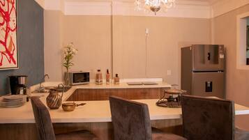 Departamento de lujo, 2 habitaciones, 2 baños | Cocina privada | Refrigerador, microondas, utensilios de cocina y congelador
