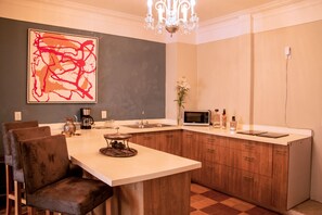 Luxe appartement, 2 slaapkamers, 2 badkamers | Privékeuken | Een koelkast, een magnetron, kookgerei, borden en bestek, een vriezer