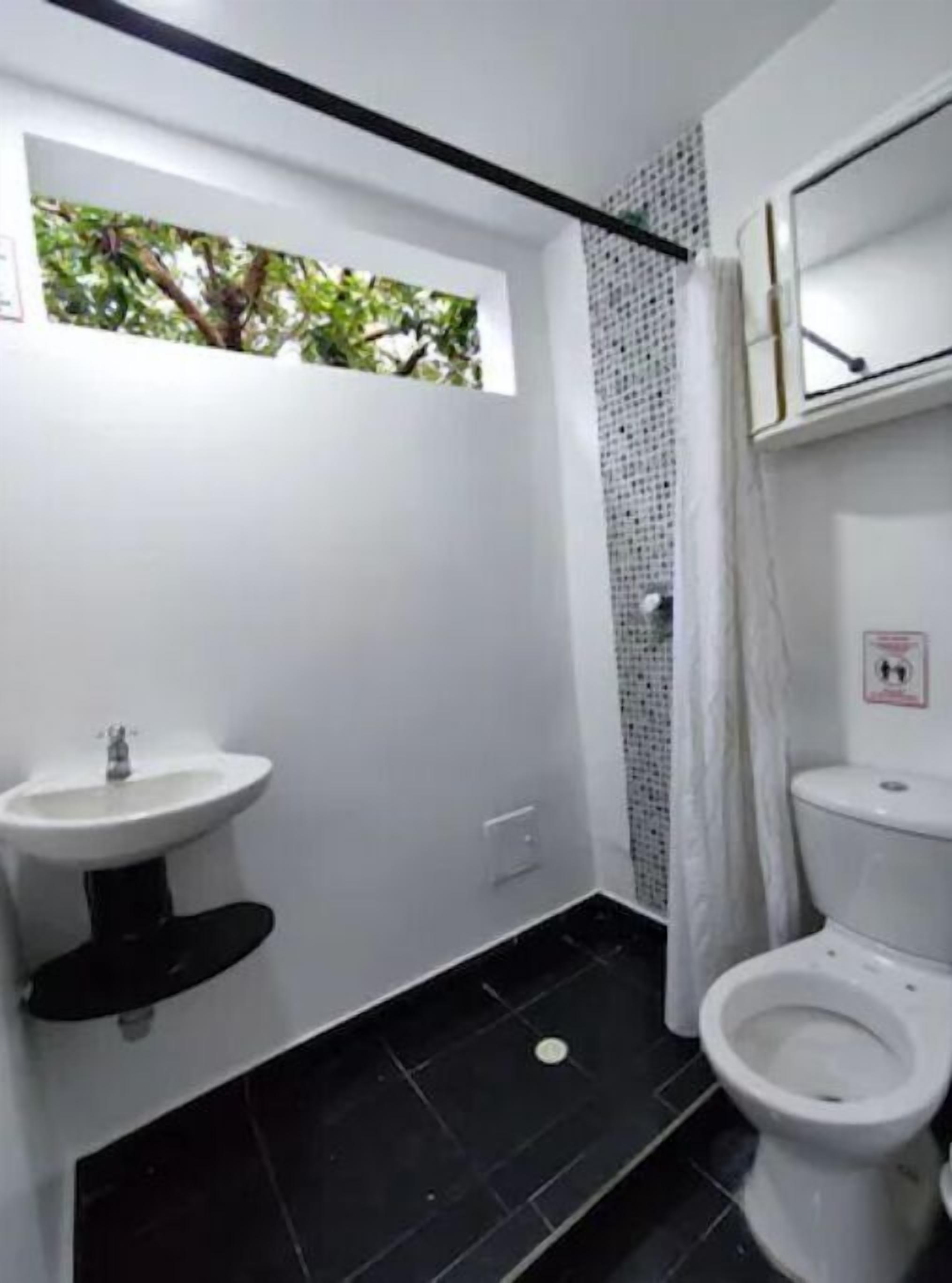 Jabón y papel de baño 