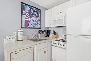 Køleskab, mikrobølgeovn, ovn, kogeplade