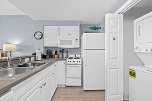 Køleskab, mikrobølgeovn, ovn, kogeplade