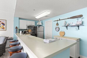 Køleskab, mikrobølgeovn, ovn, kogeplade