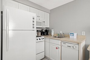 Køleskab, mikrobølgeovn, ovn, kogeplade