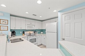 冷蔵庫、電子レンジ、オーブン、コンロ