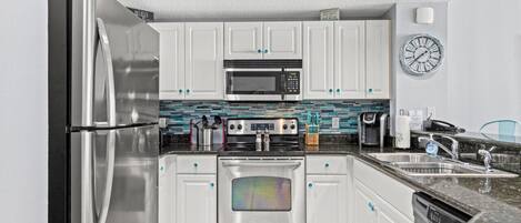 Réfrigérateur, micro-ondes, four, plaque de cuisson