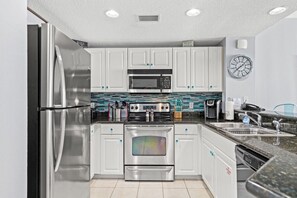 Køleskab, mikrobølgeovn, ovn, kogeplade