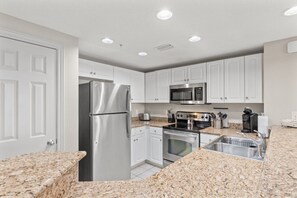 Køleskab, mikrobølgeovn, ovn, kogeplade