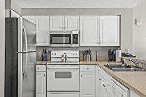 Køleskab, mikrobølgeovn, ovn, kogeplade