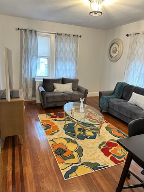Living area - PEACEFUL HIDDEN GEM FREE PARKING WIFI (Mount Vernon)
