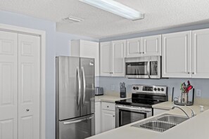 Køleskab, mikrobølgeovn, ovn, kogeplade