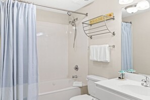 Sèche-cheveux, serviettes fournies