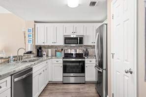 Køleskab, mikrobølgeovn, ovn, kogeplade