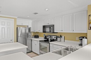 Køleskab, mikrobølgeovn, ovn, kogeplade