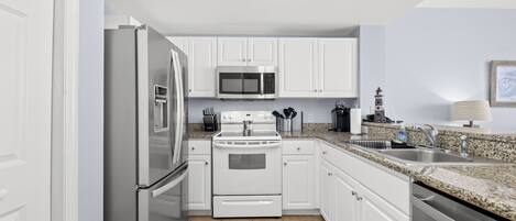 Køleskab, mikrobølgeovn, ovn, kogeplade