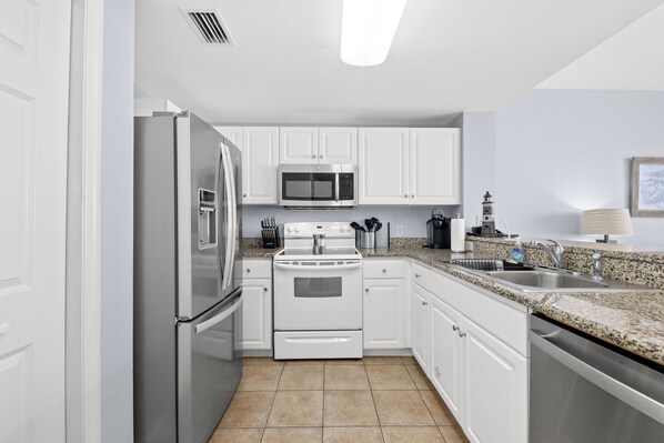 Køleskab, mikrobølgeovn, ovn, kogeplade