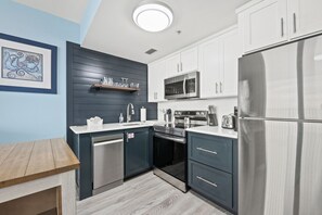 Køleskab, mikrobølgeovn, ovn, kogeplade