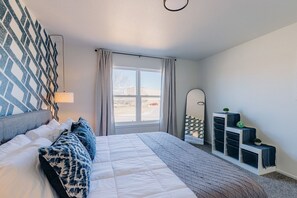 3 bedrooms, iron/ironing board - 2729 Grand Cir · Lawrence Layup - Cozy King Suite, Games, Iowa St (Lawrence)