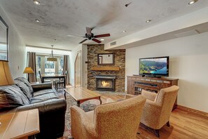 Una Smart TV, una chimenea