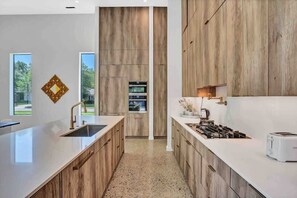 Refrigerador, cafetera/tetera, utensilios de cocina