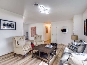 TV, offices - Preston Hollow Home + Garage Apt / Large Yard (Dallas)