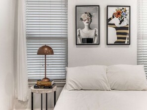 4 habitaciones y tabla de planchar con plancha
