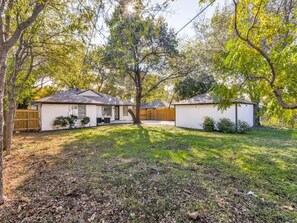 Exterior - Preston Hollow Charming Cottage / Large Yard (Dallas)