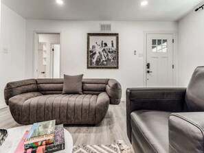 TV, offices - Preston Hollow Charming Cottage / Large Yard (Dallas)