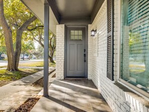 Exterior detail - Preston Hollow Charming Cottage / Large Yard (Dallas)