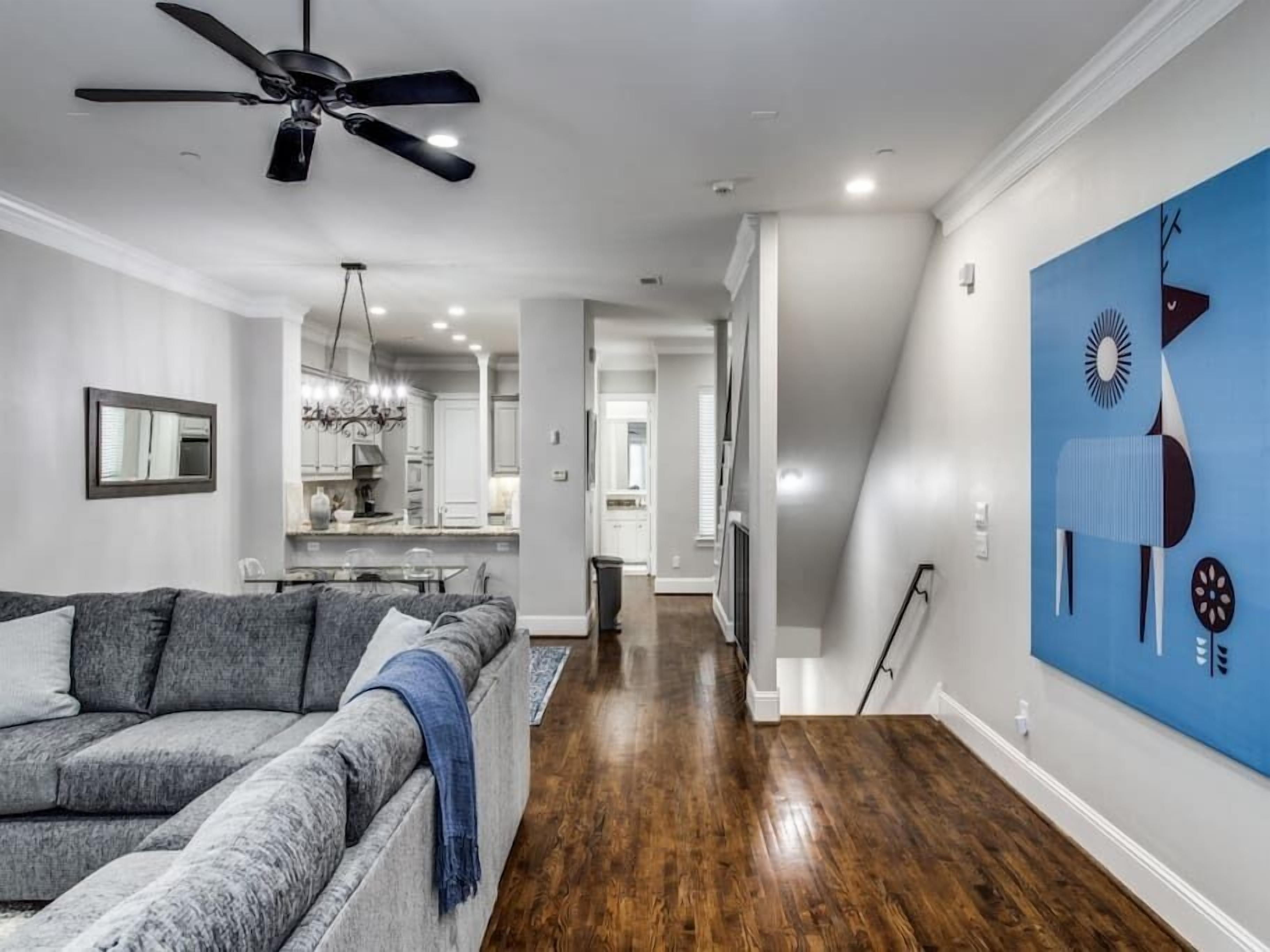 Unit 203 4502 Hollan · Steps to Highland Park | Spacious comfy 4 bedrm