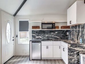 Private kitchen - Adorable Guest House / Private Yard (Dallas)