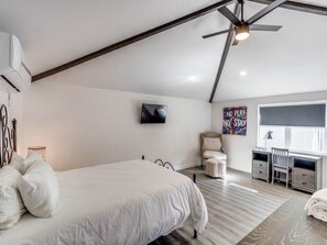 1 dormitori i planxa i posts de planxar 