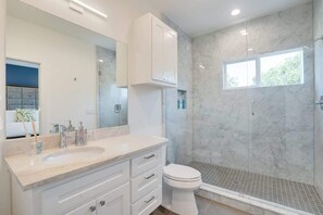 Shower, hair dryer, shampoo - Cubist | Highland Park | Long term (Dallas)