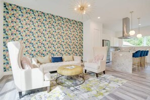 TV, offices - Cubist | Highland Park | Long term (Dallas)