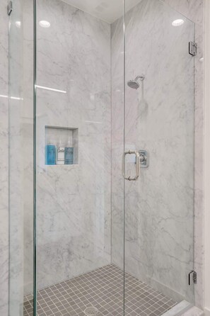 Shower, hair dryer, shampoo - Cubist | Highland Park | Long term (Dallas)