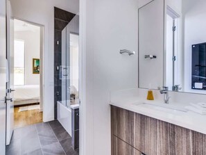 Een douche, een haardroger, shampoo