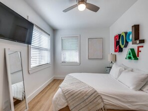 2 bedrooms, iron/ironing board, travel cot, WiFi - Preston Hollow Bungalow | Huge Yard (Dallas)