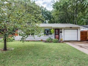 Exterior - Preston Hollow Bungalow | Huge Yard (Dallas)