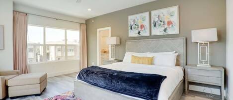 4 dormitorios y tabla de planchar con plancha