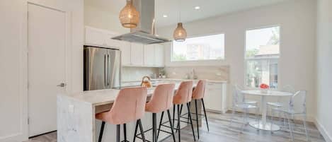 冷蔵庫、電子レンジ、オーブン、コンロ